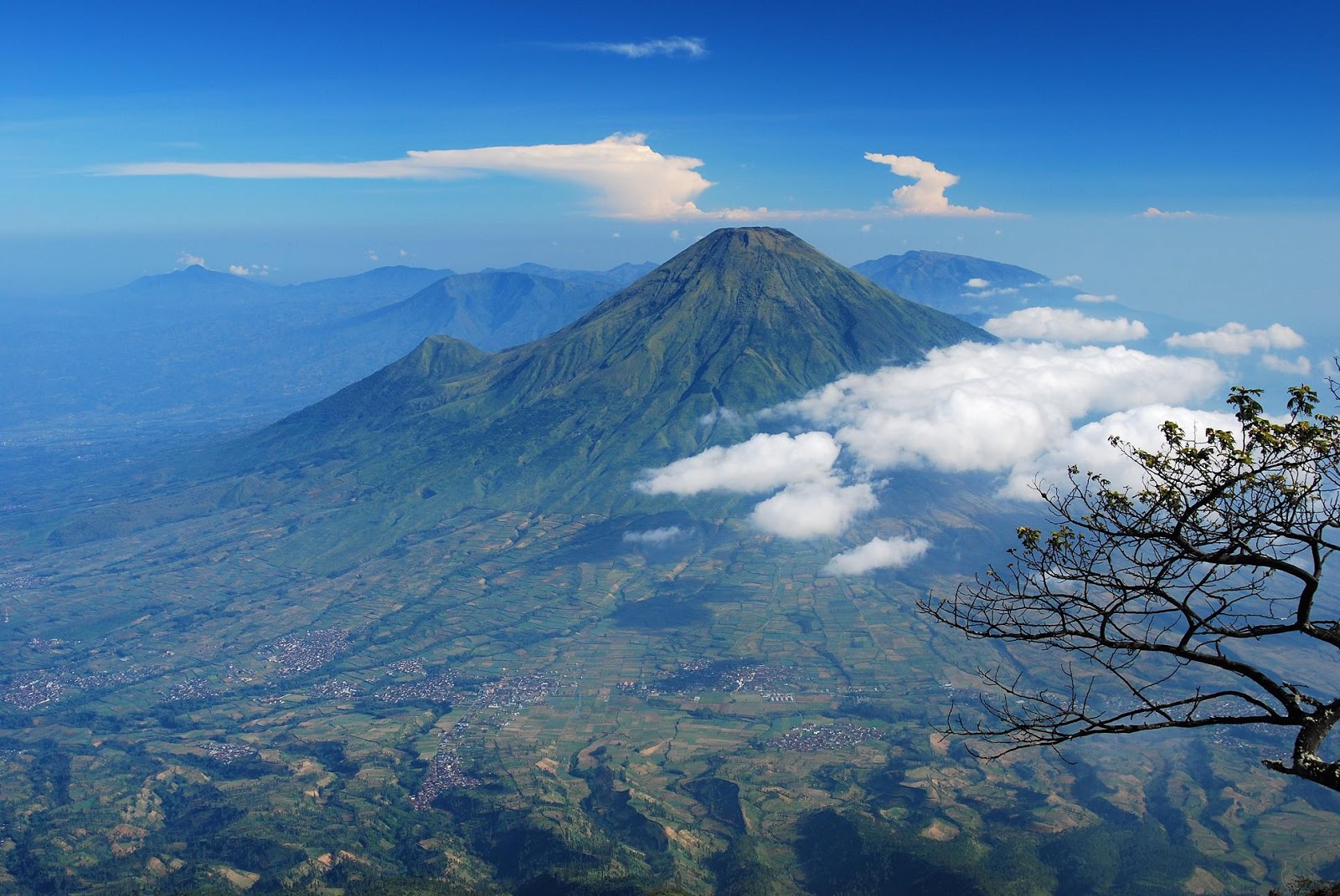 Gunung Slamet Salah Satu Gunung Aktif Di Pulau Jawa Dengan Sejumlah