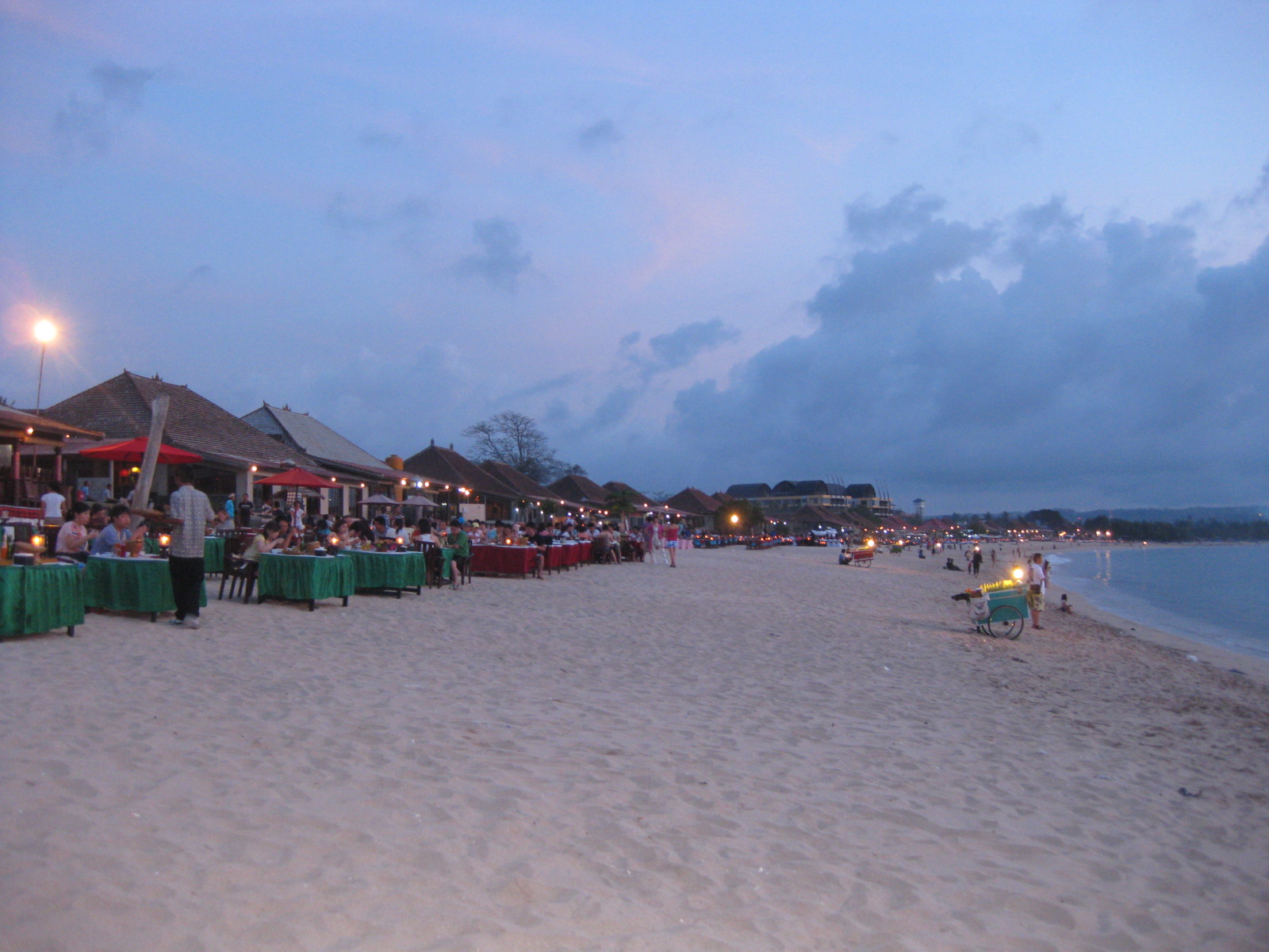 Destinasi Wisata Pantai Jimbaran Bali, Menikmati Seafood Sambil Melihat ...