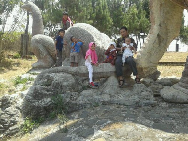 Taman Dinosaurus Bantarujeg