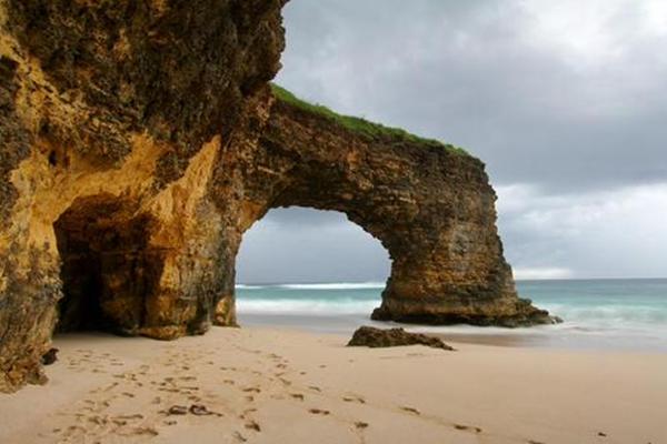 Hasil gambar untuk Pantai Batu Cincin